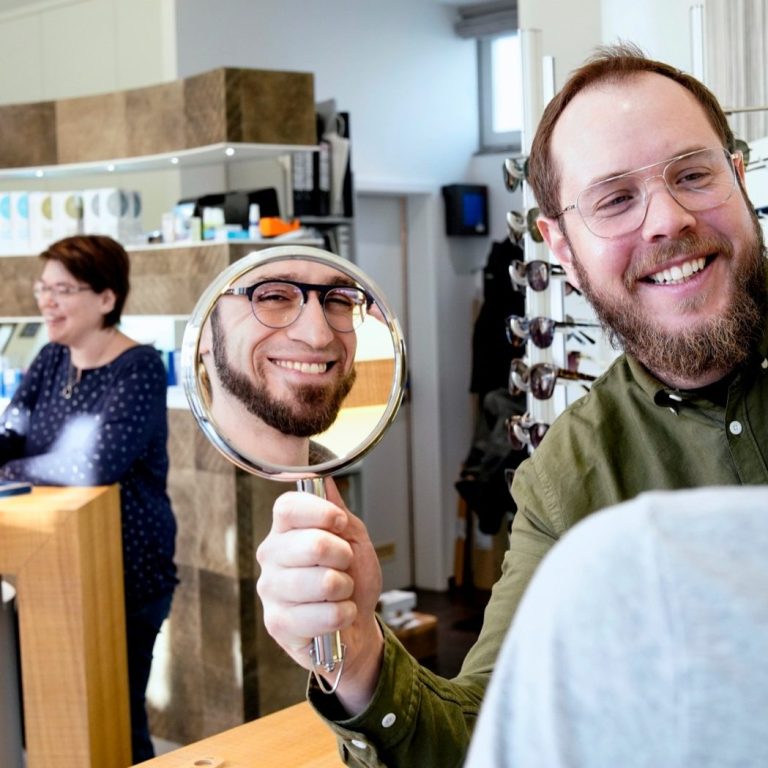 Mitarbeiter im persönlichen Kundengespräch bei einer Brillenberatung