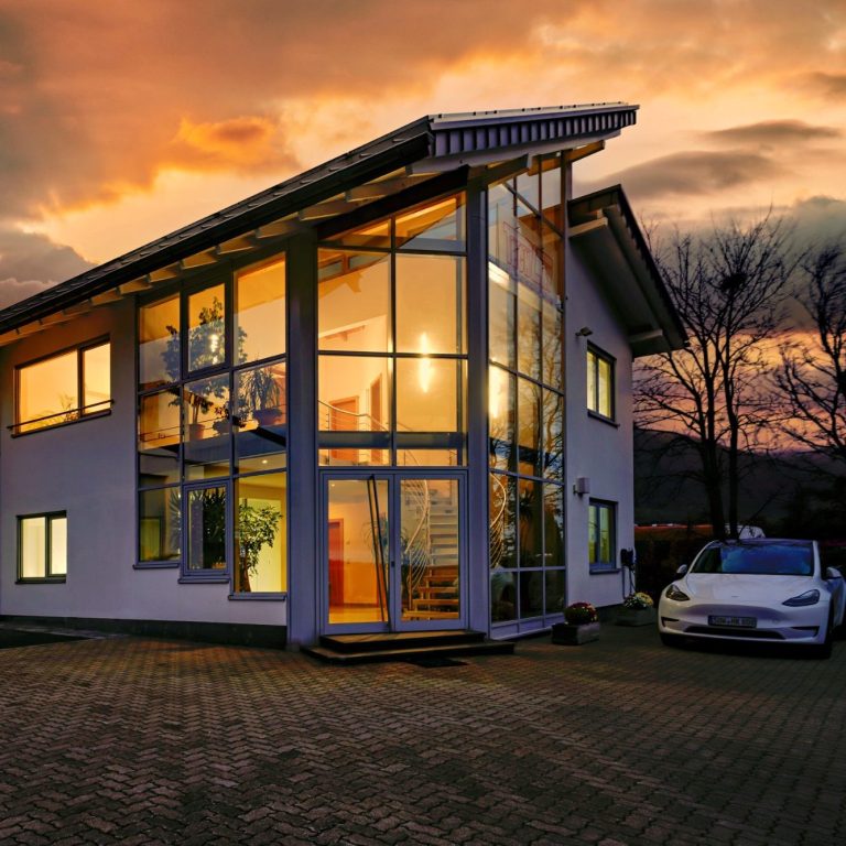 Architekturfotografie eines modernen Firmengebäudes in der Abenddämmerung