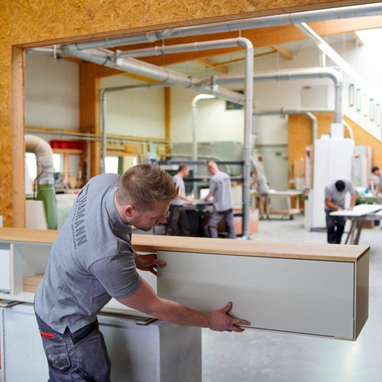 Unternehmensreportage: Mitarbeiter bei der Fertigung in einer Werkstatt