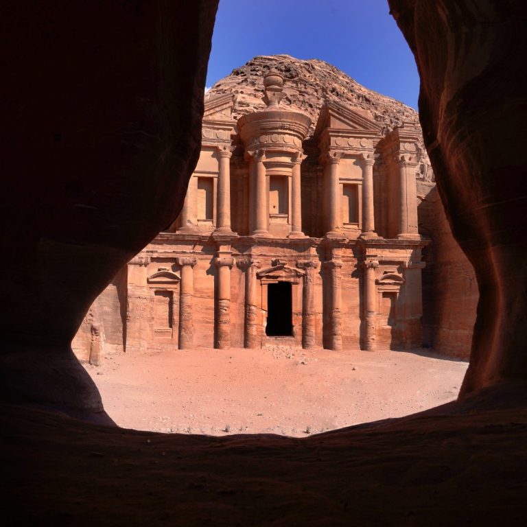 Perspektive und Bildgestaltung in Petra Felsdurchblick auf die Fassade von Petra als Beispiel für Perspektive und Bildgestaltung.