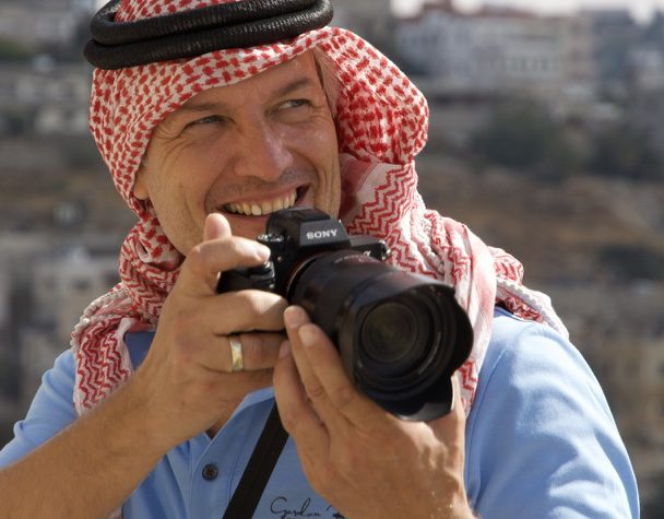 Gordon Below bei einer Fotoreise Fotograf Gordon Below mit Kamera während einer Fotoreise.
