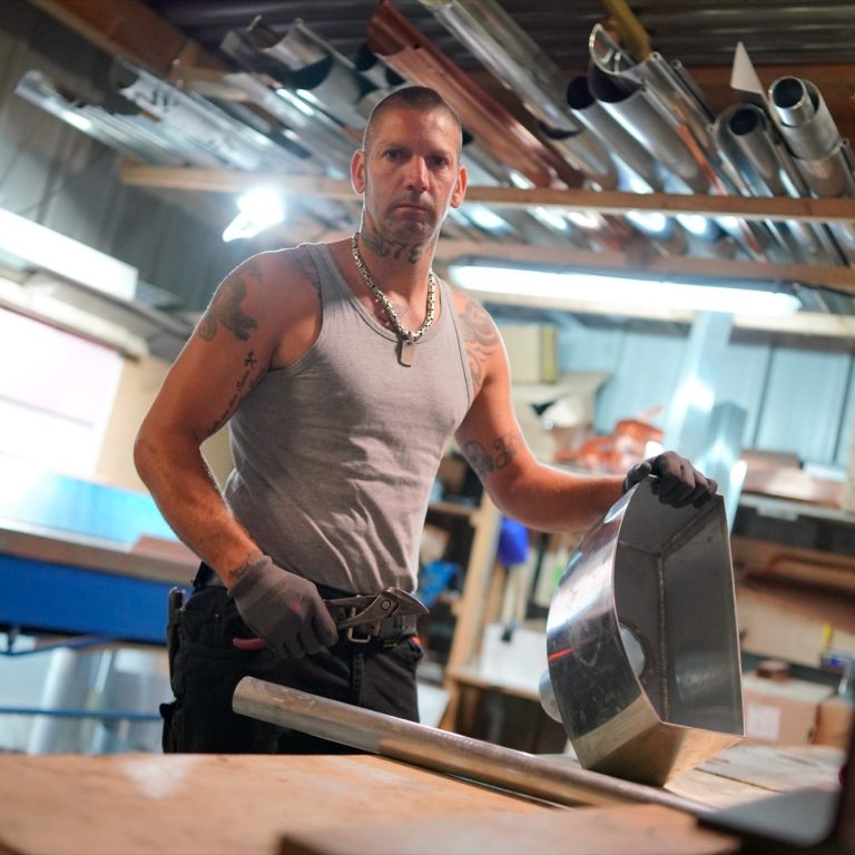 Mitarbeiterporträt eines Handwerkers in einer Metallwerkstatt