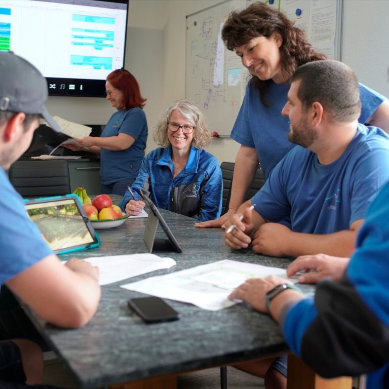 Businessfotografie für den Unternehmensauftritt: Team im gemeinsamen Arbeitsgespräch